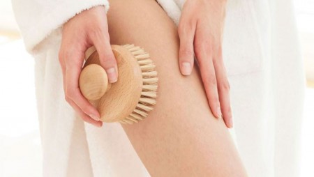Γιατί πρέπει να εντάξετε το dry brushing στην beauty routine σας